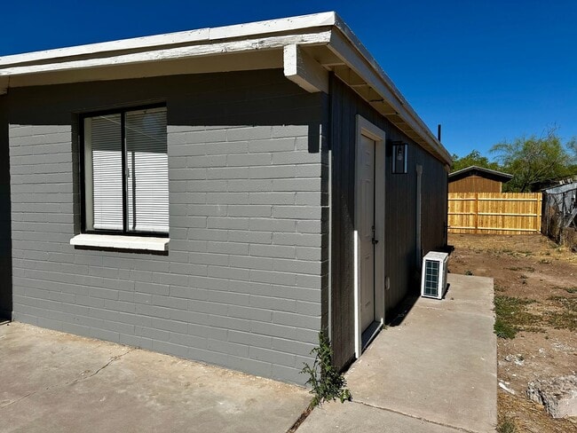 Building Photo - Beautiful Remodeled Studio With Private Backyard In Coolidge!