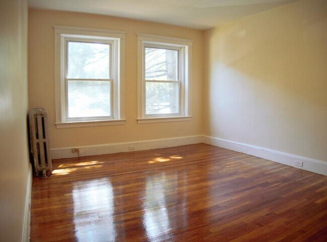 Building Photo - Spacious 2 Bed in Prime Coolidge Corner Lo...