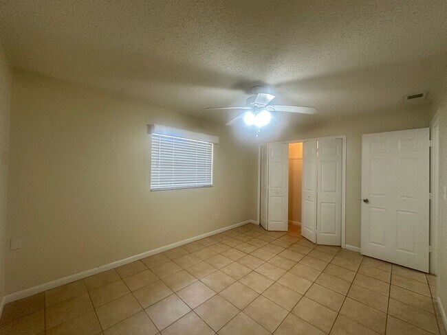 Building Photo - 2 Bedroom 1 Bath Duplex - Priced to Rent!