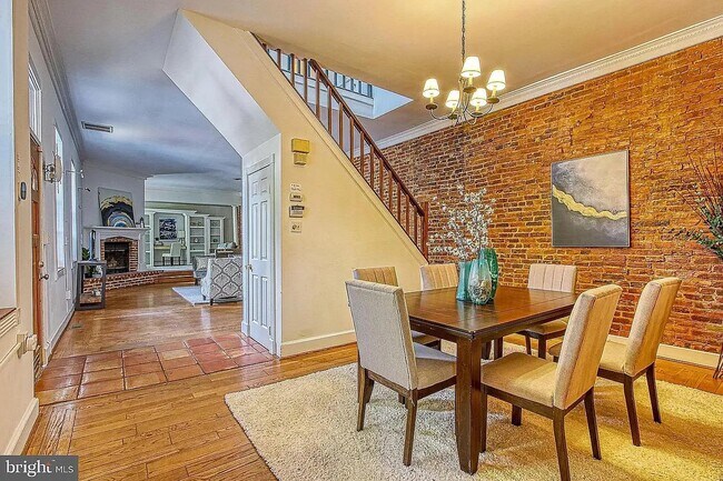 Building Photo - 400 E Cross St