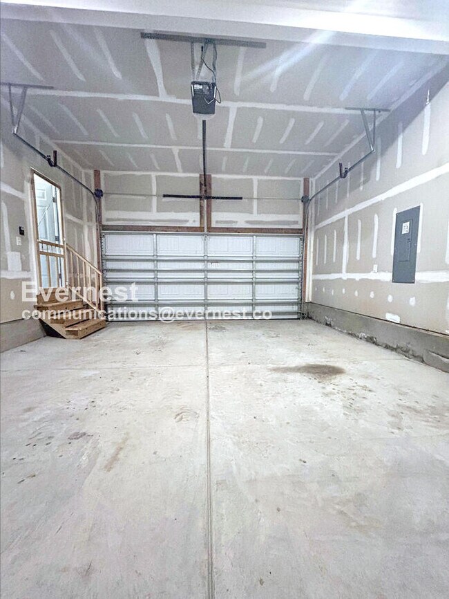 Building Photo - Limited Time Special Offer / 3 Bed, 3 Bath Home with Garage / Pet-Friendly / Vouchers Accepted / ...