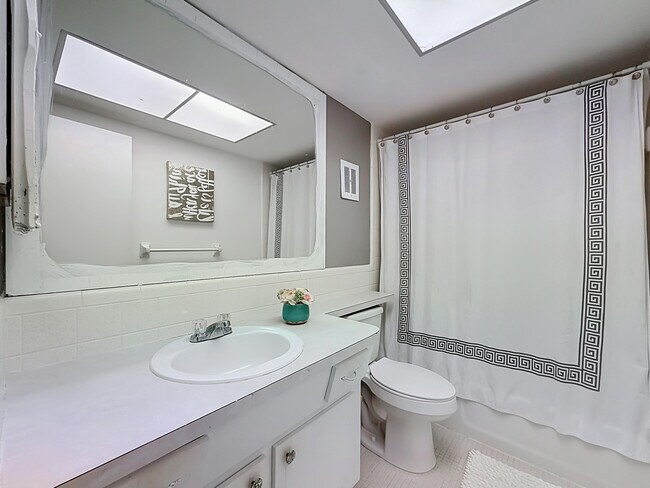 Building Photo - 2121 NE 68th St