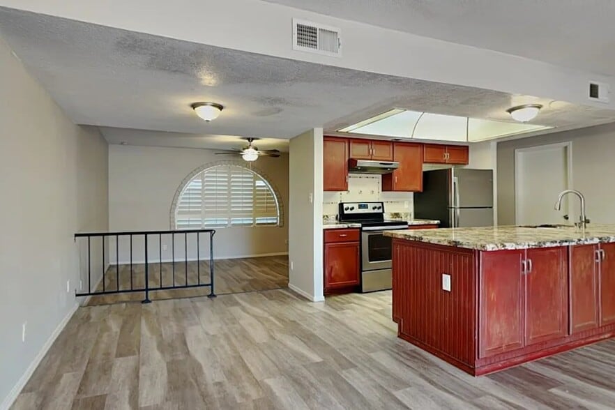 Building Photo - 4841 W Vogel Ave
