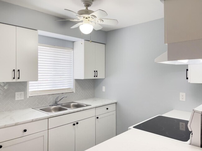 Building Photo - Affordable 2 Bedroom Condo - Water Utility Included