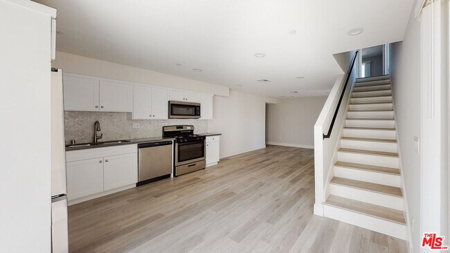 Building Photo - 951 Mariposa Ave
