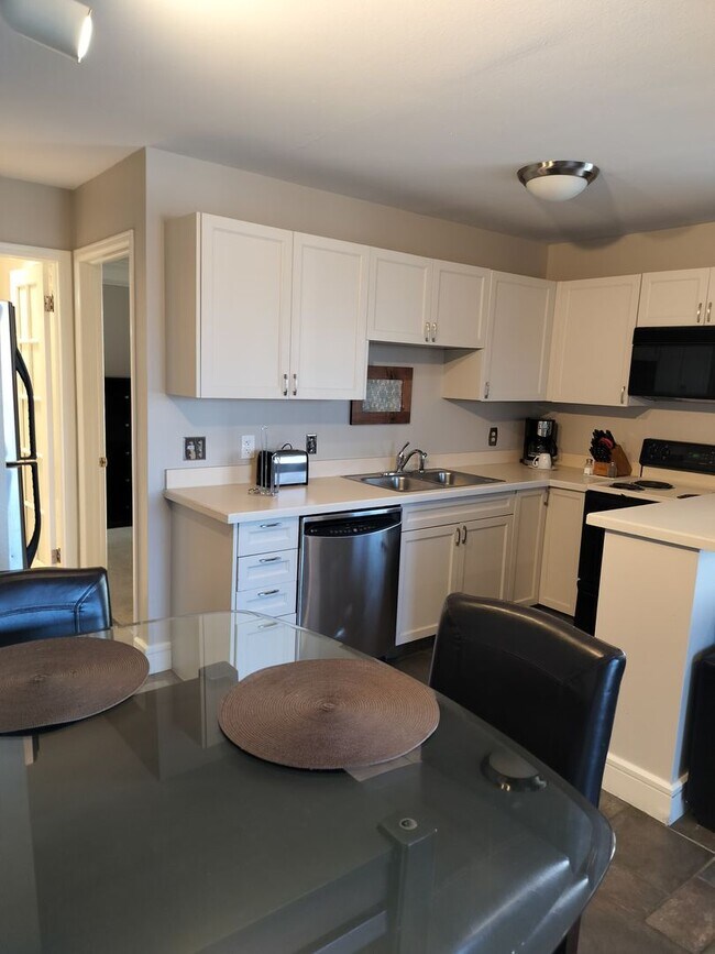 Building Photo - Immediate Move In special- Furnished/Pet friendly/ One bedroom Condo, short term lease of 30 days...