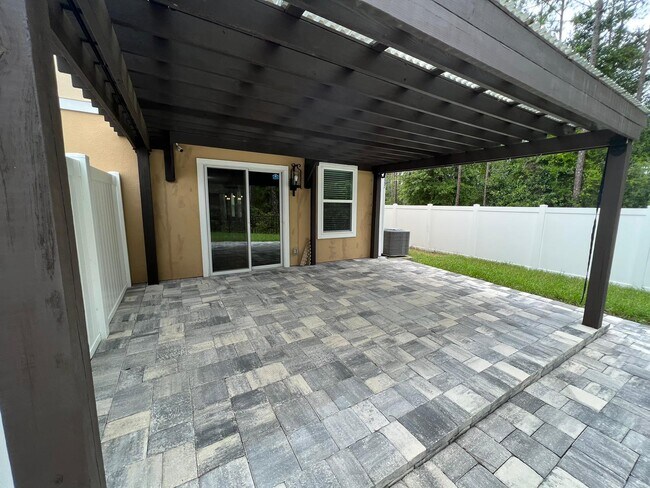 Building Photo - 589 Servia Dr