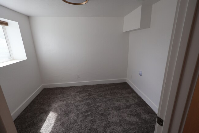 Building Photo - 380 E 700 S