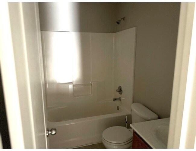 Building Photo - 140 Oakmont Dr