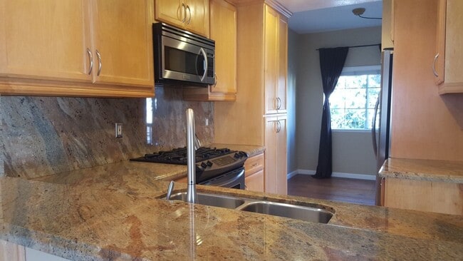 Building Photo - Stunning 3BD Home in The Caminito Monarca Community!!