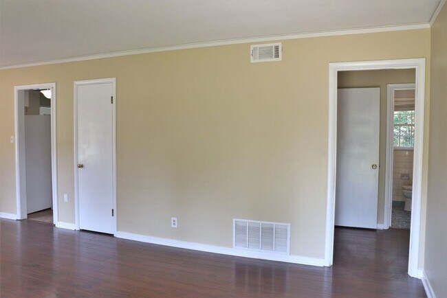 Building Photo - Charming 3-Bedroom + BONUS SUNROOM