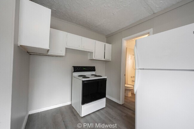 Building Photo - Charming 3-Bedroom Duplex with 2 Full Baths in Indianapolis - A Must See!