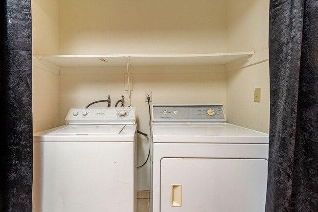Building Photo - 4830 Suncrest Way