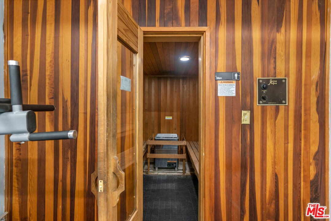 Building Photo - 6752 Hillpark Dr