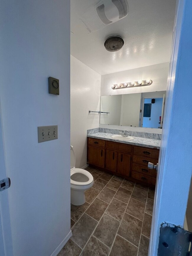 Building Photo - 2 bedroom 1 bathroom - Triplex - Moyina Heights - South Suburbs