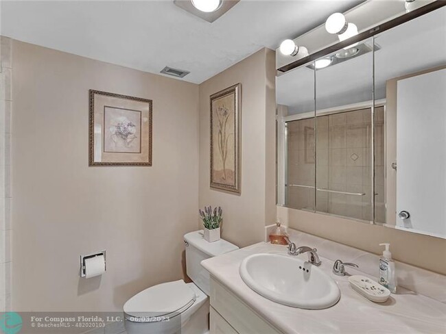 Building Photo - 1150 Hillsboro Mile-