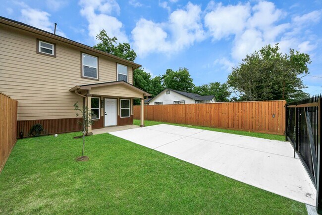 Building Photo - 2430 Dolly Wright St