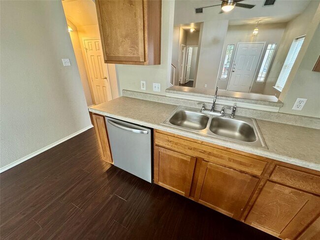Building Photo - 295 Strawn