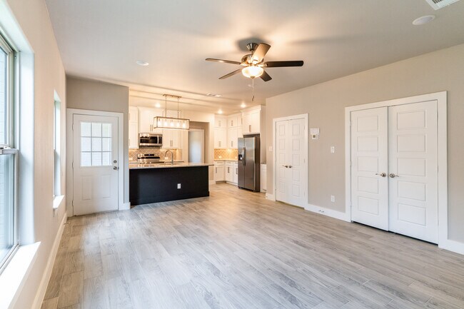 Building Photo - 310 Ditto Ave