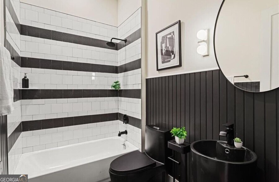 Building Photo - 1265 Oak St SW