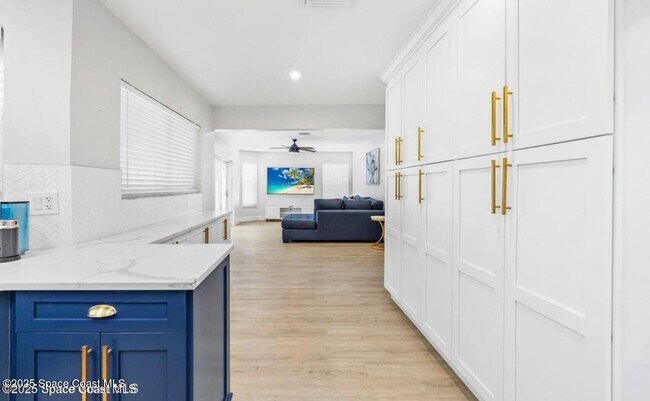 Building Photo - 6765 Angeles Rd