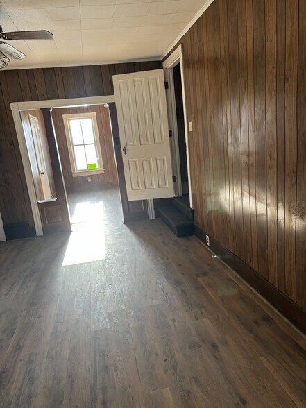 Building Photo - 615 Broad St