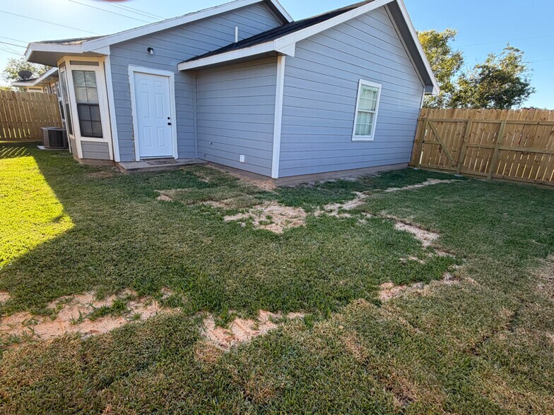 Building Photo - 2101 State Hwy 3