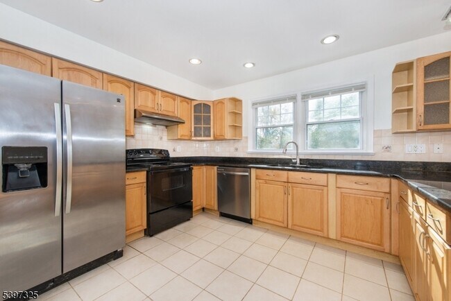 Building Photo - 4 Maureen Ct