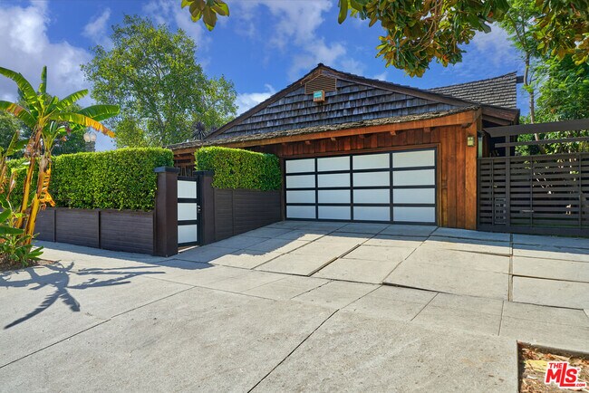 Building Photo - 201 S Larchmont Blvd