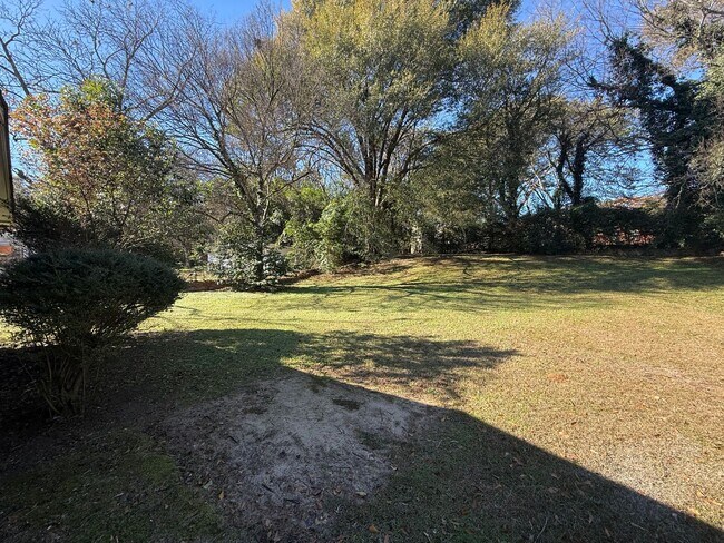 Building Photo - ** 3 bed 1 bath located in Forest Hills ** Call 334-366-9198 to schedule a self showing