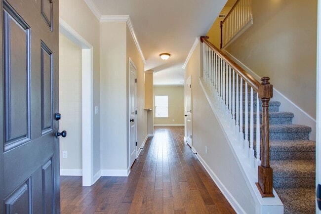 Building Photo - Fantastic brick home located just minutes ...
