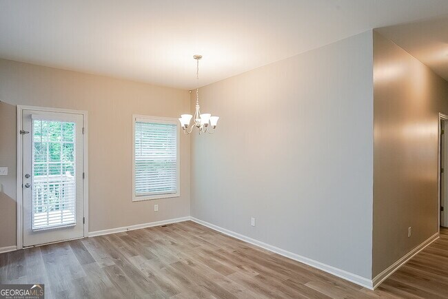 Building Photo - 657 Amberwood Dr