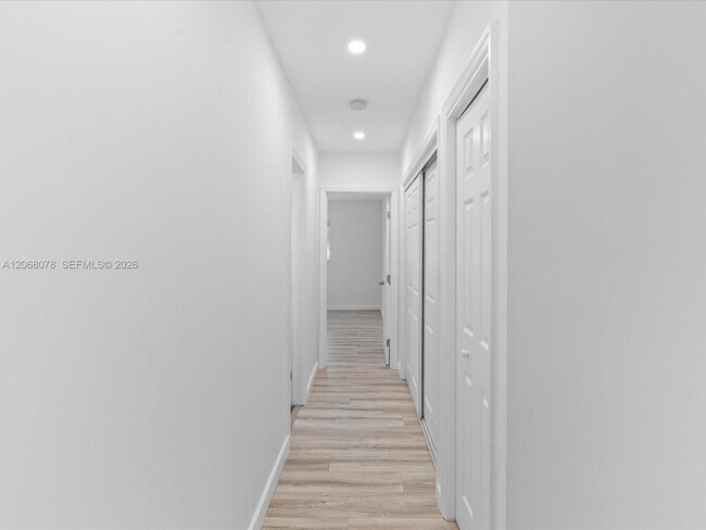 Building Photo - 5406 S Le Jeune Rd