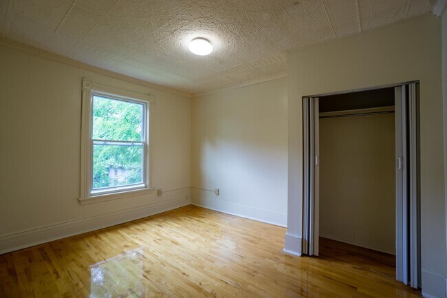 Building Photo - Newly renovated second floor flat availabl...