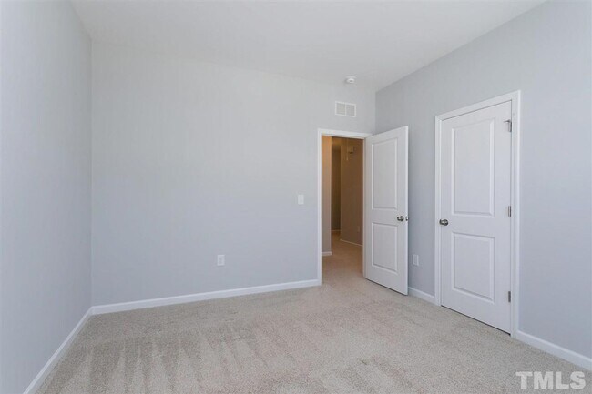 Building Photo - 3 Bedroom 2.5 Bathroom Townhome Home w/ Open Floorplan and a 2 car Garage in the heart of Morrisv...