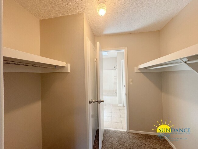 Building Photo - Newly Renovated 2BR/1.5BA Townhouse in For...