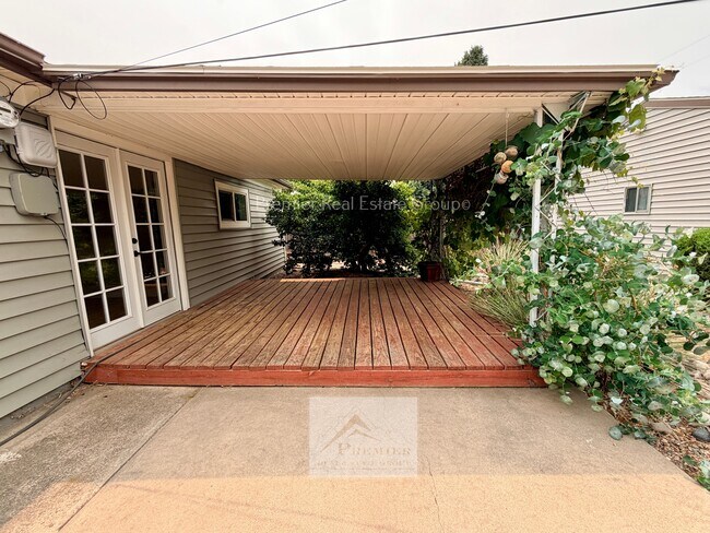 Building Photo - 2140 Robin Dr