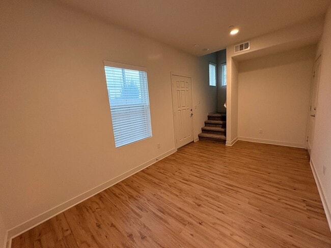 Building Photo - 2 Bed, 2.5 Bath in Anaheim!