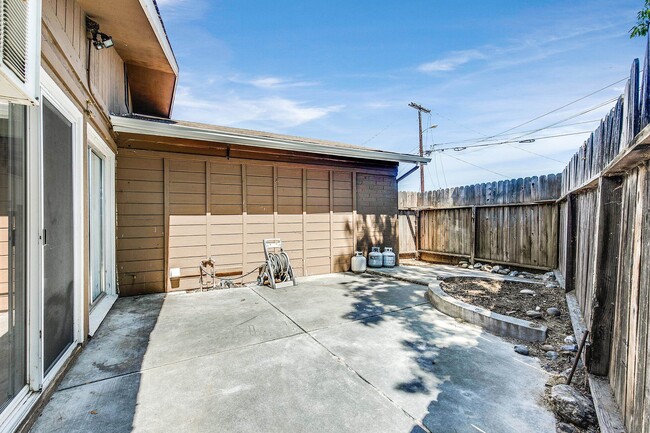 Building Photo - 1167 Holmes Ct