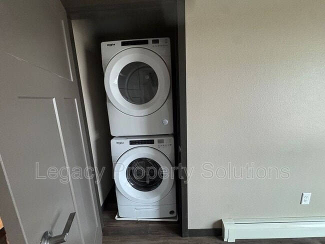 Building Photo - 226 E Greenfield Ln