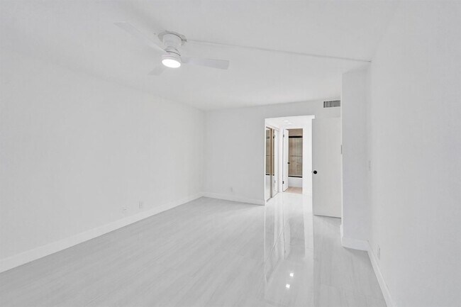 Building Photo - 3800 N Hills Dr