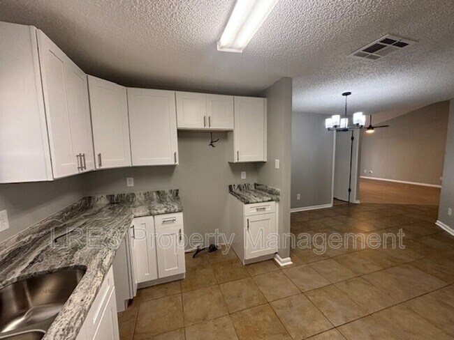 Building Photo - 1004 Stout Ct