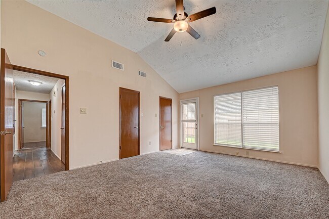 Building Photo - 2102 Creekshire Dr