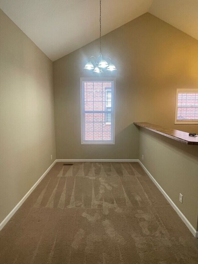 Building Photo - 3 bed, 2 bath, 2 car garage townhouse w/ bonus room in West Knoxville