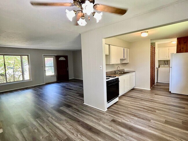 Building Photo - Charming 3-Bedroom Ranch in Bedford Heights