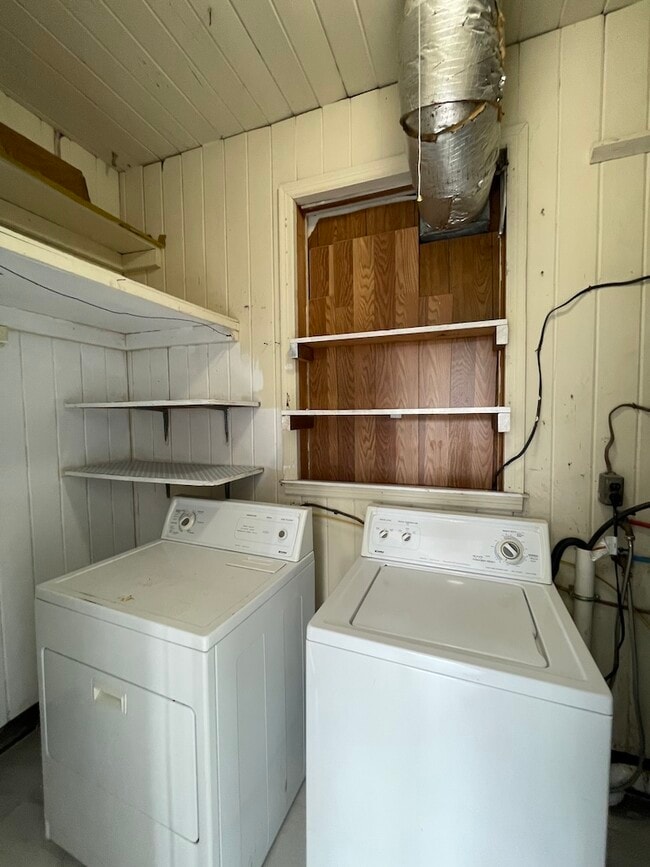 Building Photo - 2208 White Oak Dr
