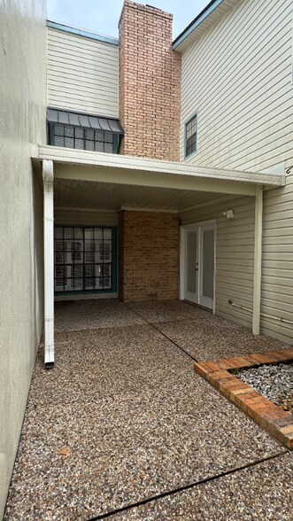 Building Photo - 305 Halcott Dr