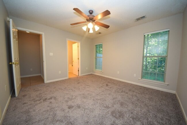 Building Photo - Great curb appeal home with 3 beds and 2 b...