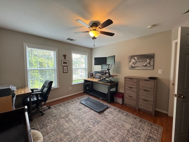 Building Photo - Stunning 4 Bed 3.5 Bath Single Family Home...