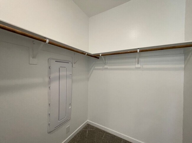 Building Photo - GATED 3 BED 3 BATH 2 CAR GARAGE TOWNHOUSE w/ LOFT + ROOM DOWNSTAIRS & COMMUNITY POOL IN HENDERSON